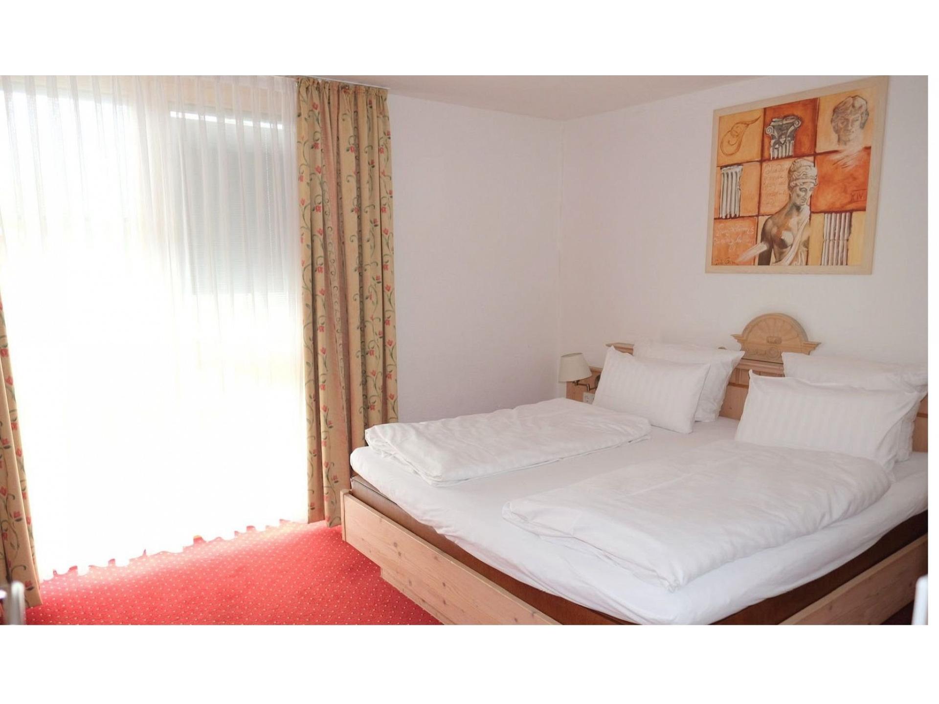 Schlafzimmer 1
