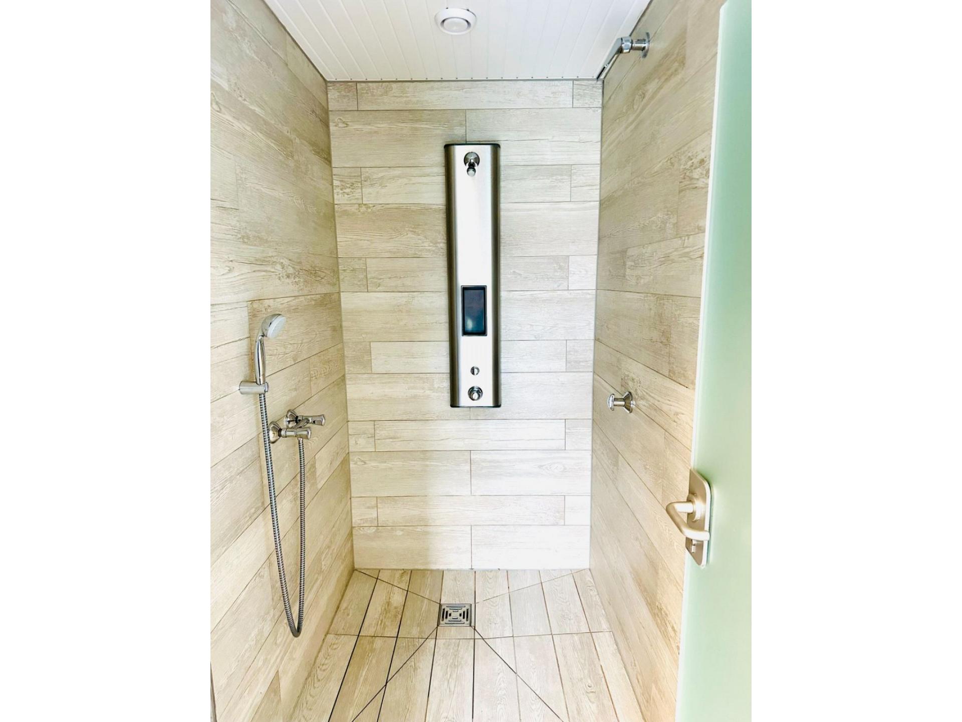 Dusche im Wellnessbereich
