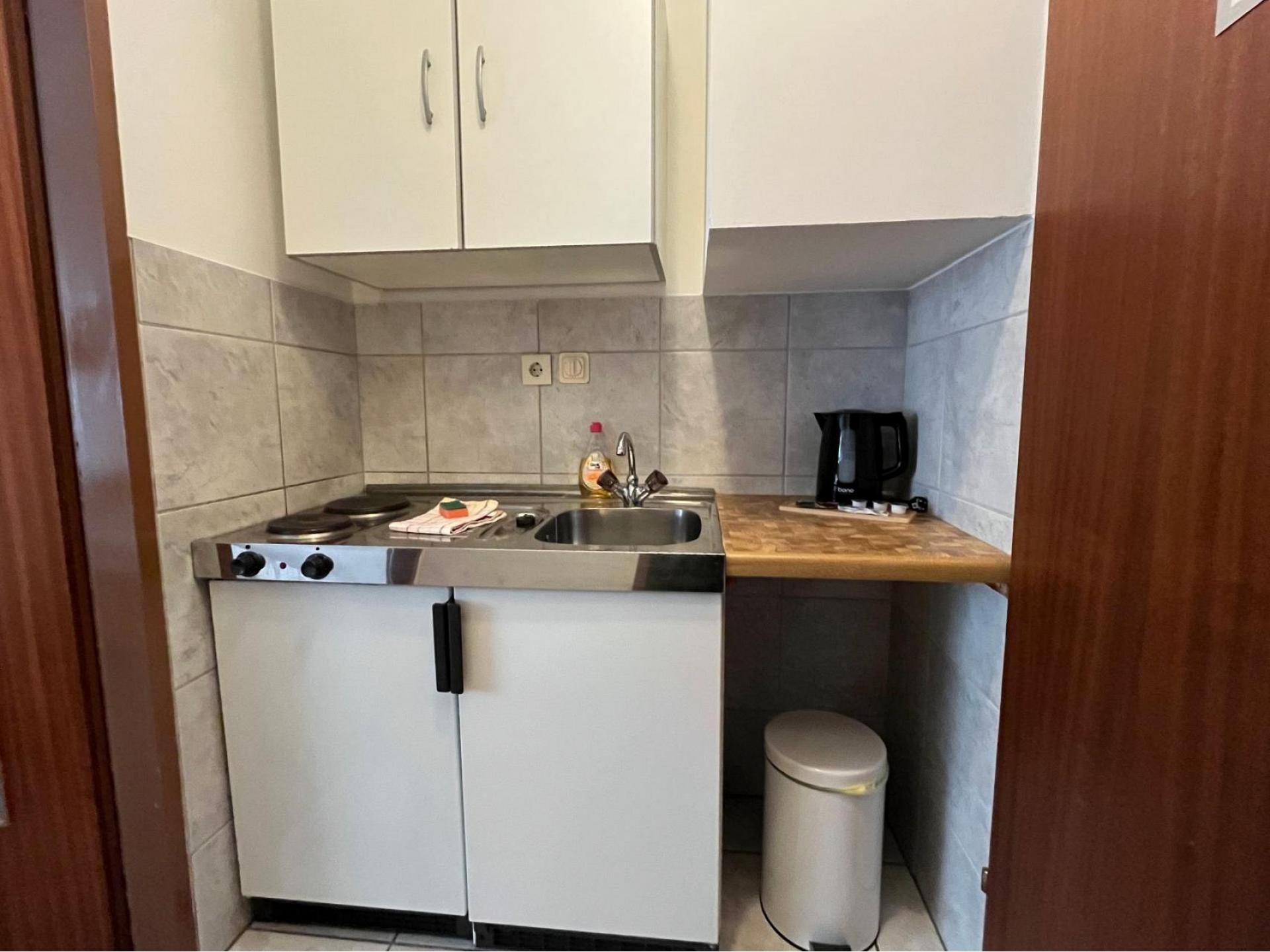 Room 011, Kleine Single-K