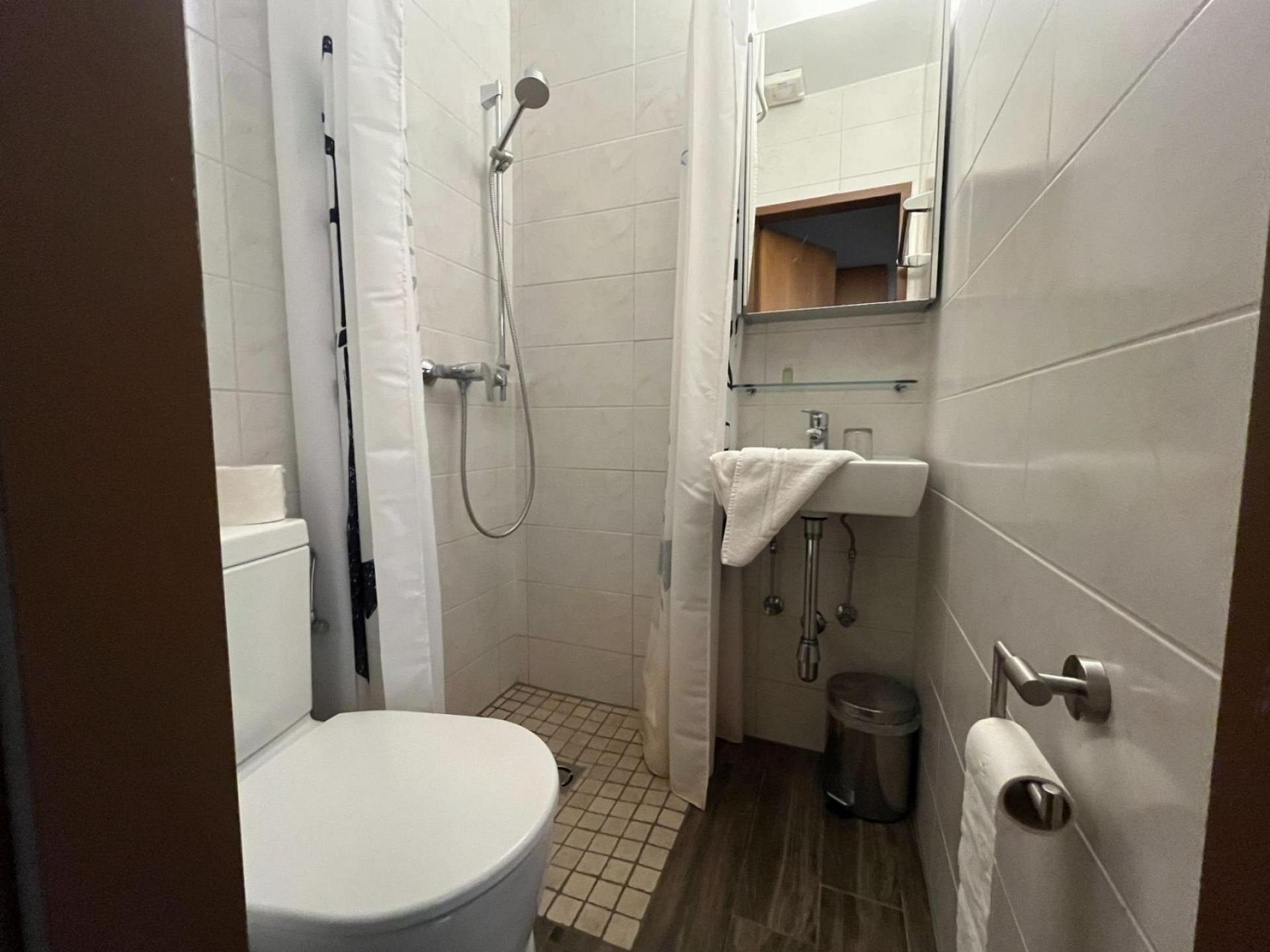 Room 012, Duschbad mit WC