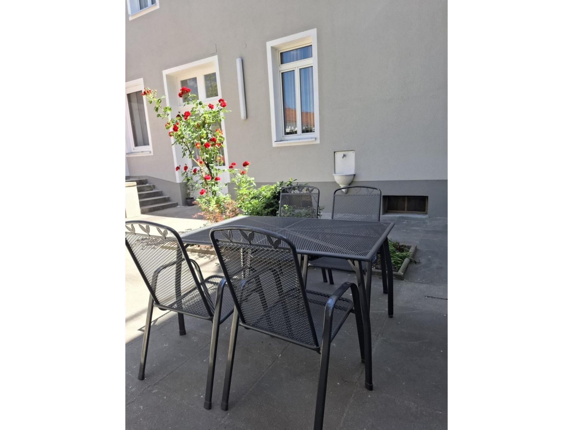 Eigener Eingang im Hof
