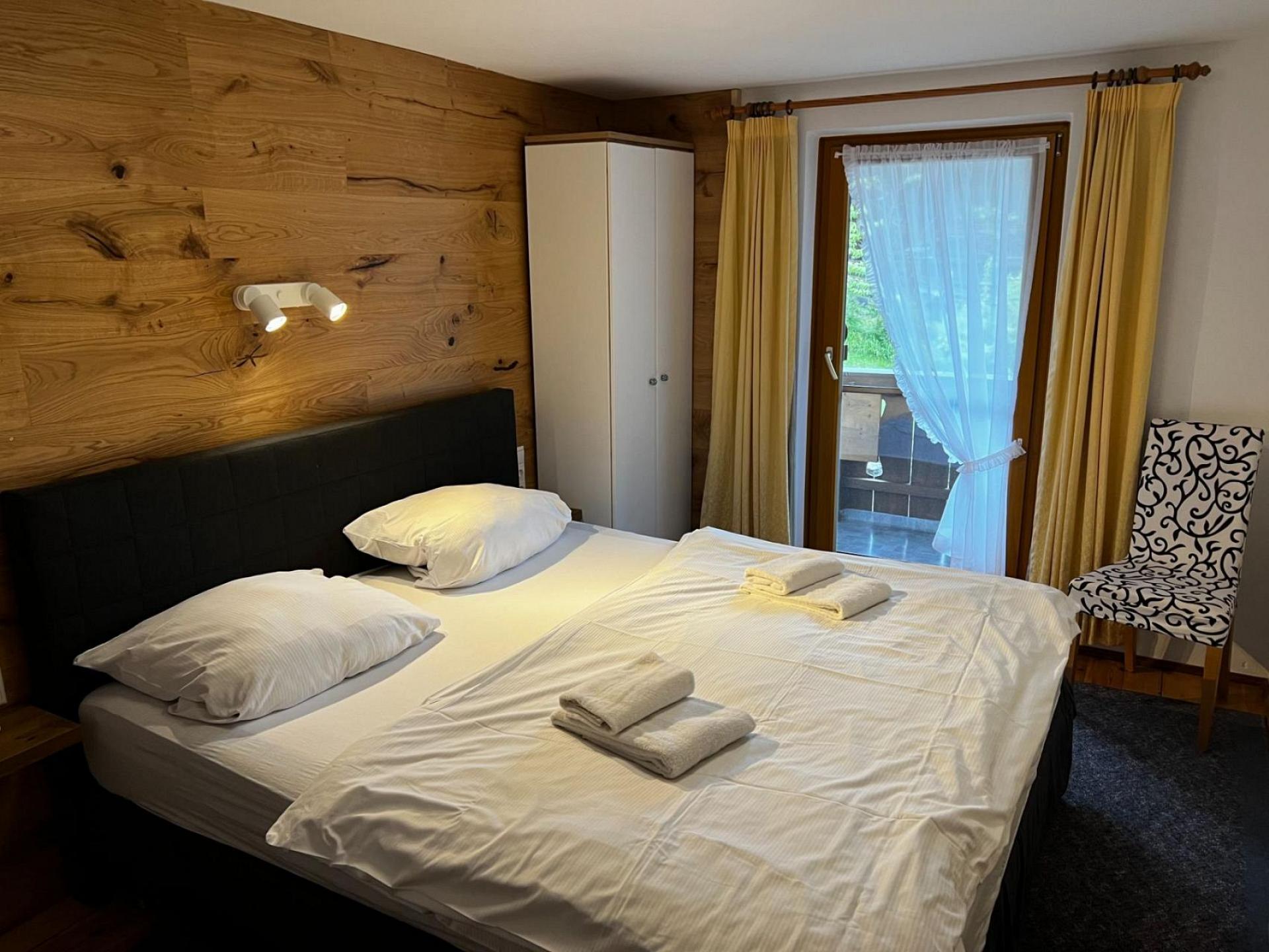 Schlafzimmer mit Tür