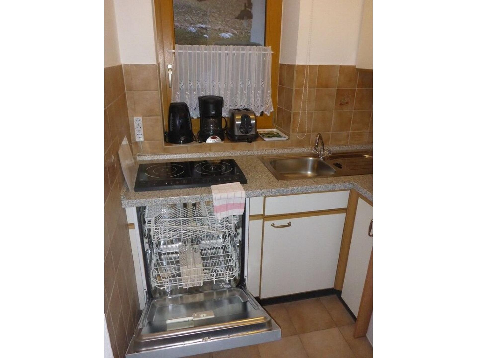 Küche mit Geschirrsp