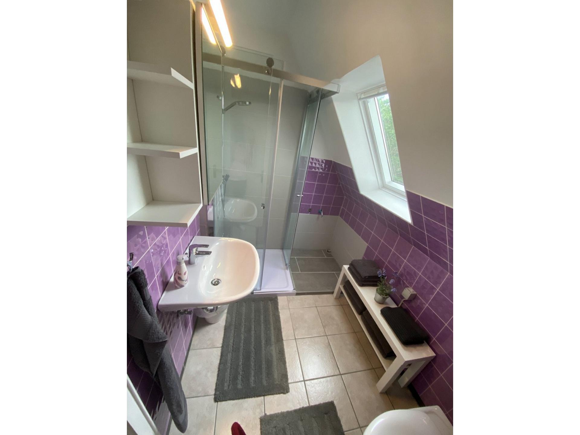 Bad mit Dusche und WC