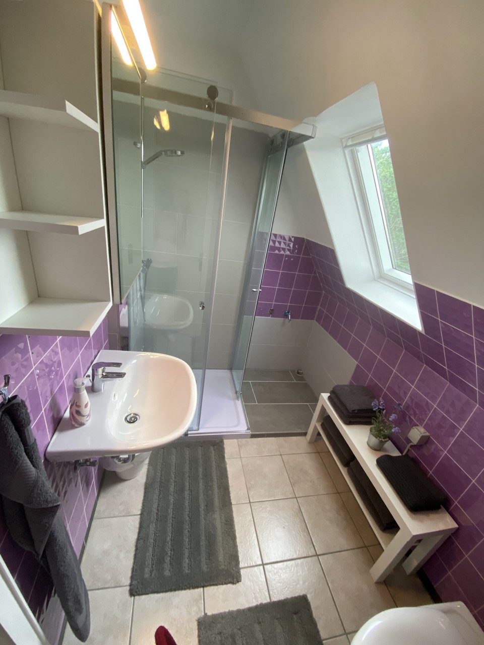 Bad mit Dusche und WC