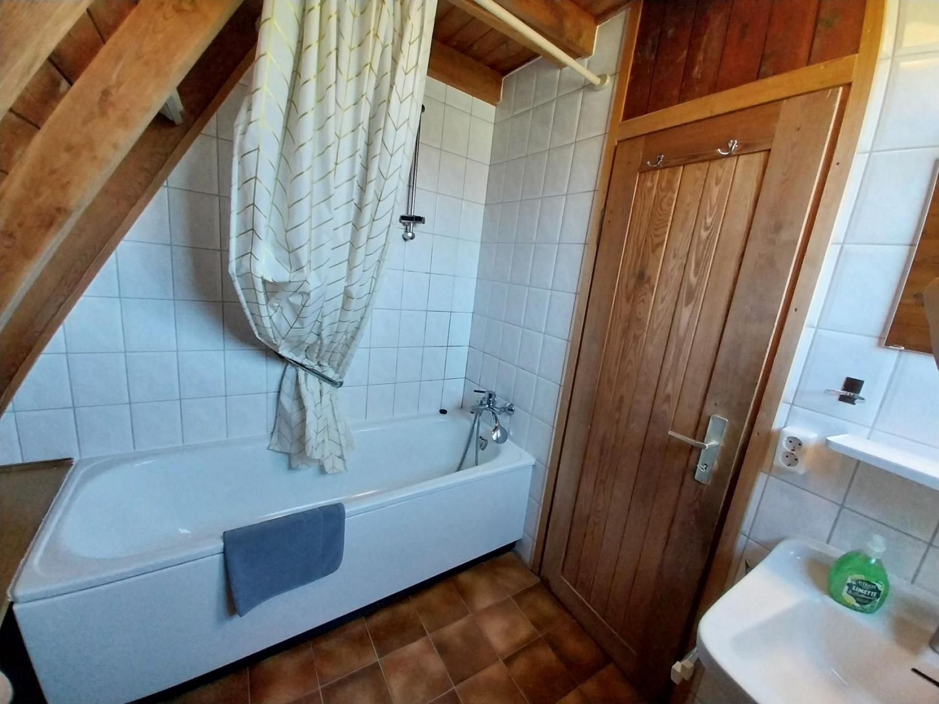 Badezimmer mit Badewanne