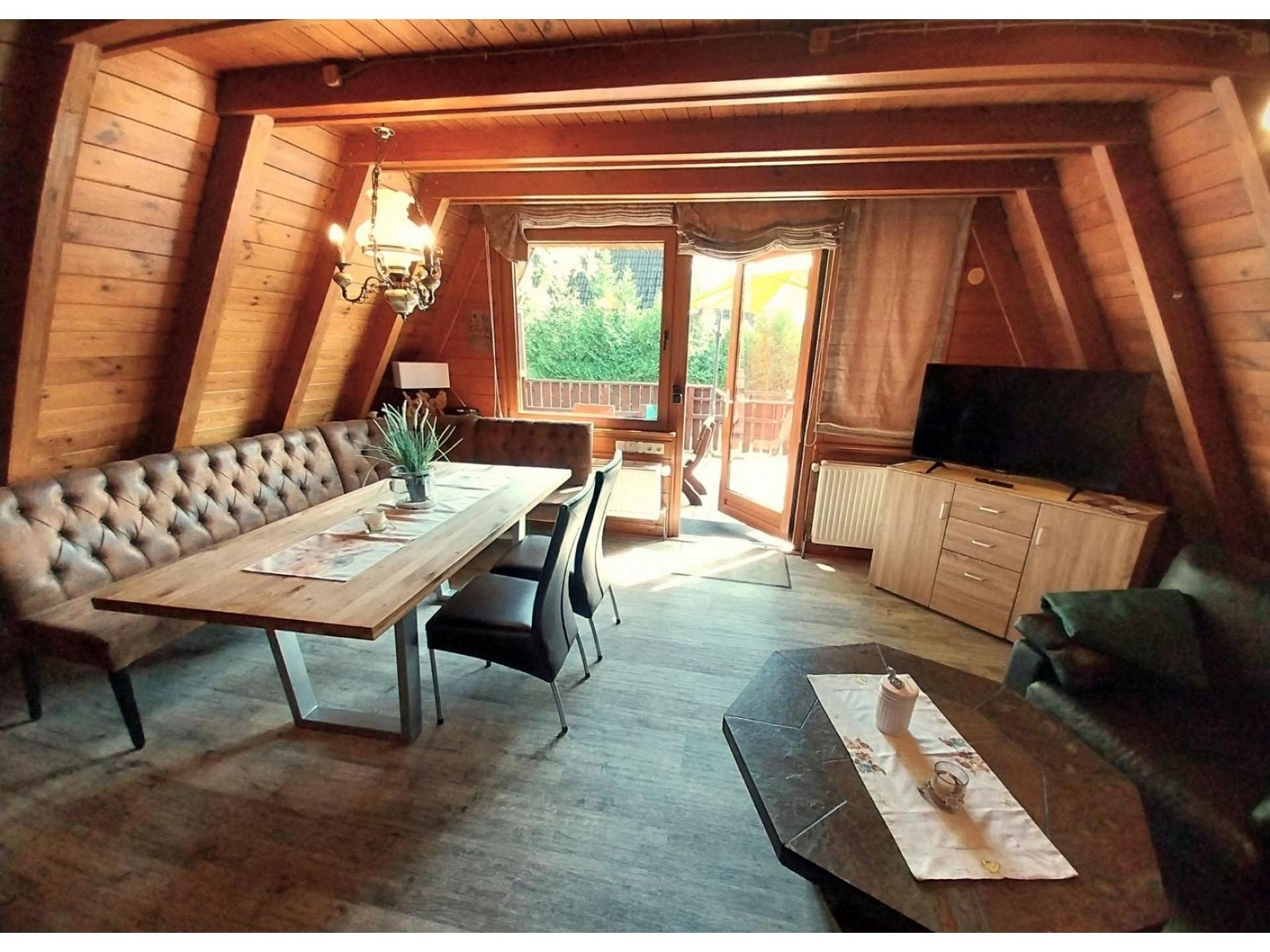 Wohnbereich mit Esstisch