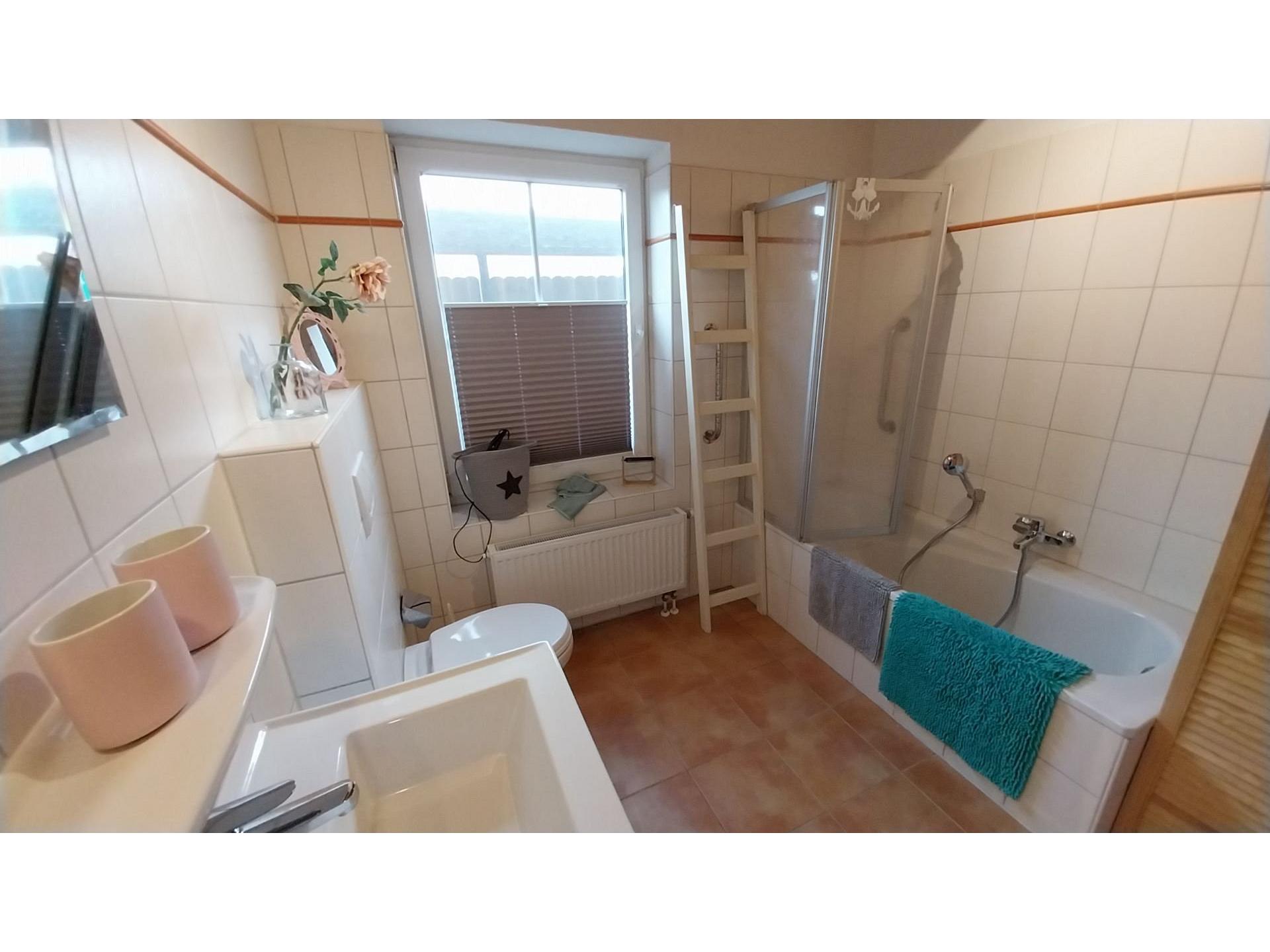 Bad mit Badewanne EG