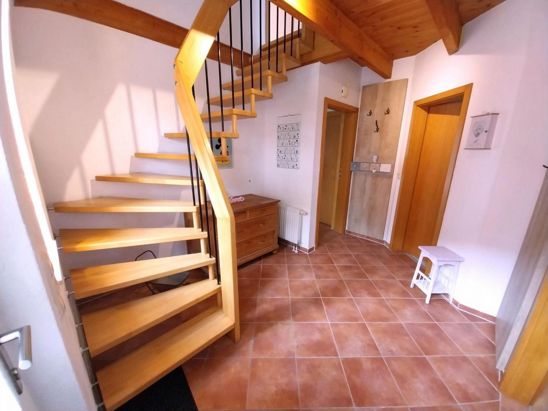 Flur und Treppe ins OG