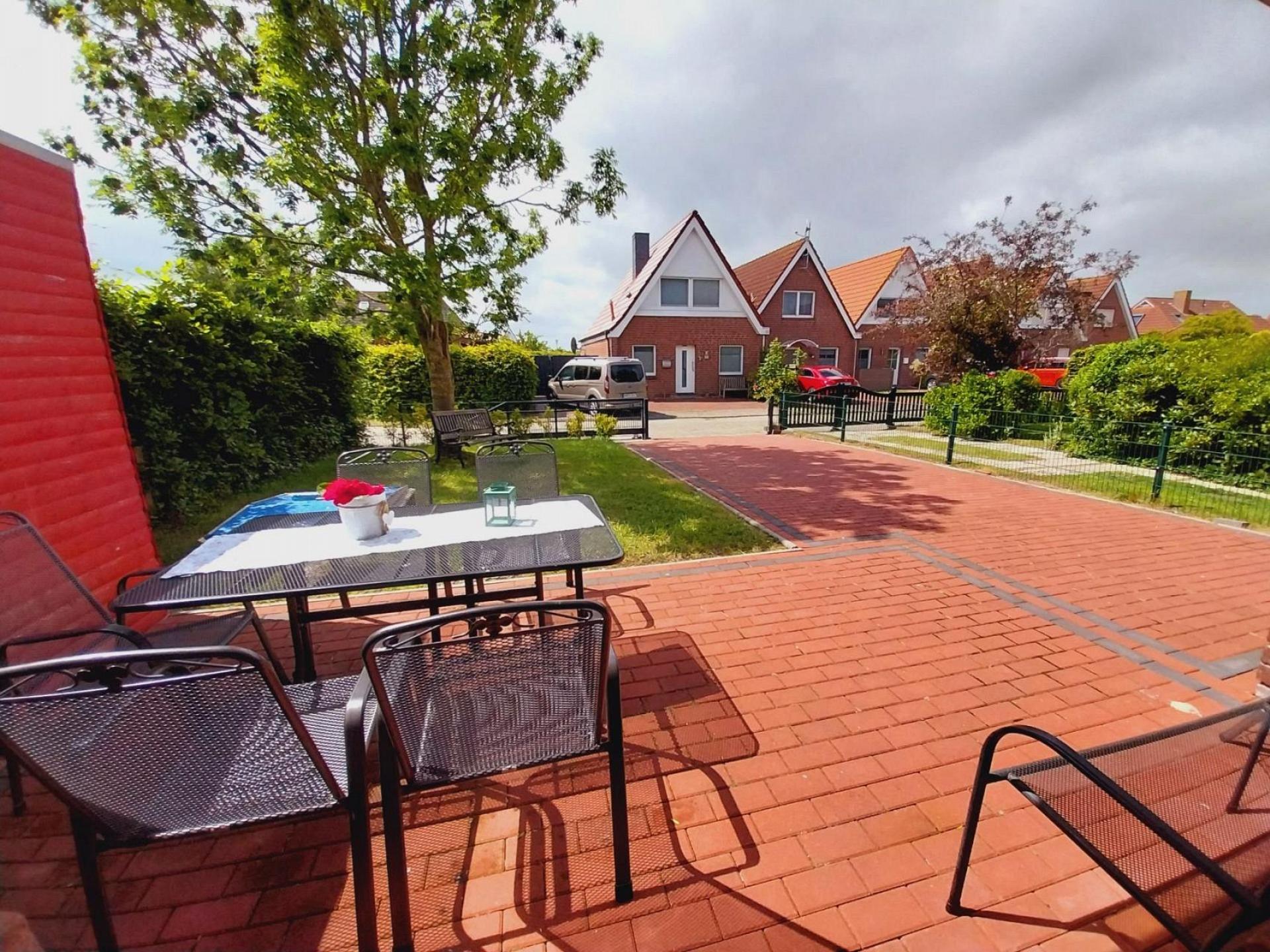 Terrasse und Parkplatz